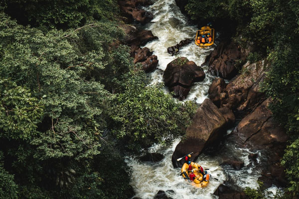 Jelajahi Destinasi Outdoor Paling Seru di Selangor white water rafting at kuala kubu bharu landscape 2