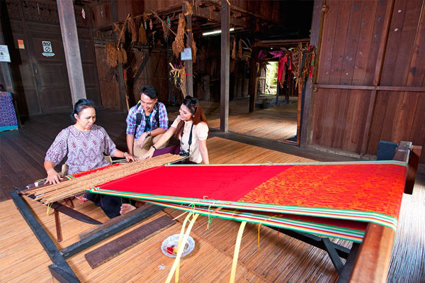 Desa Budaya Sarawak: Menjelajahi Warisan Budaya Borneo desa sarawak