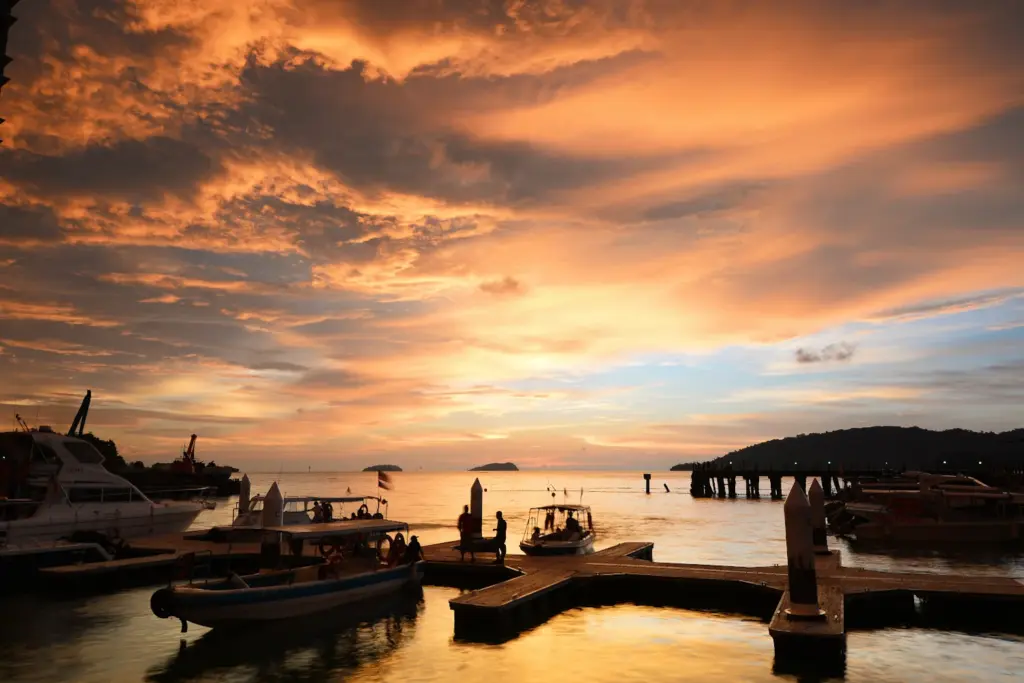 Sabah: Surga Pantai dan Pulau Eksotis jesselton point
