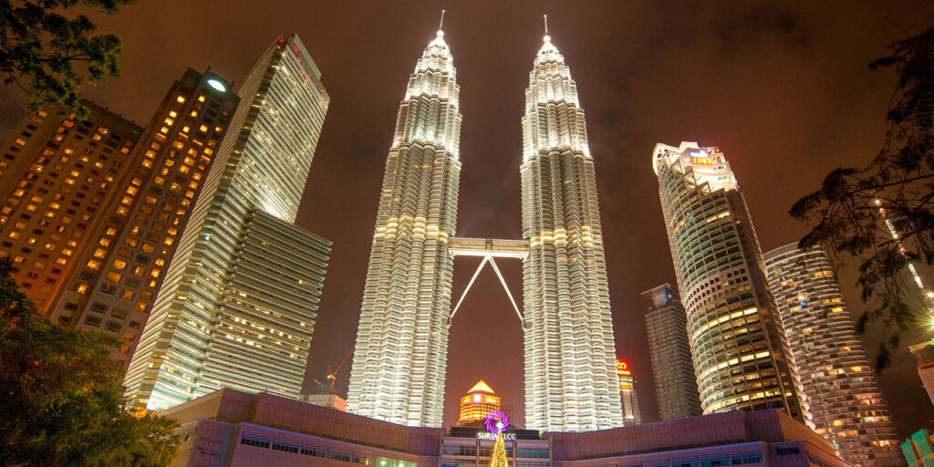 Jelajahi Ikon Arsitektur Malaysia: Bangunan Megah yang Wajib Masuk Bucket List cover menara kembar petronas
