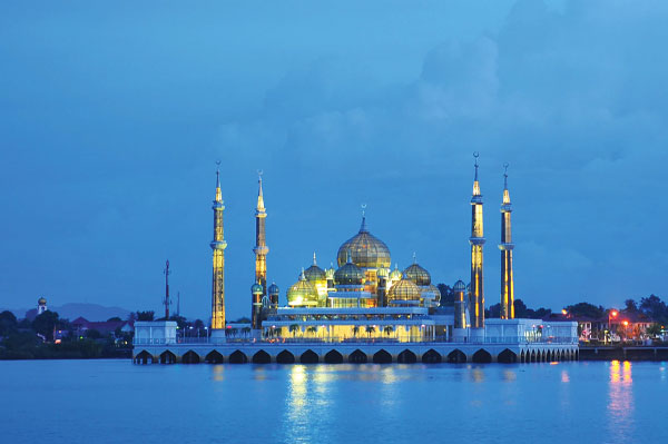 Jelajahi Ikon Arsitektur Malaysia: Bangunan Megah yang Wajib Masuk Bucket List crystal mosque landscape