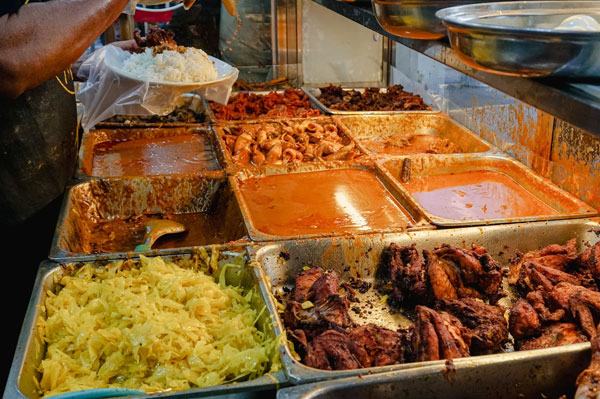 Jelajah Rasa di Penang: Destinasi Kuliner Ikonik yang Tak Pernah Kehilangan Pesona deens maju nasi kandar 2landscape