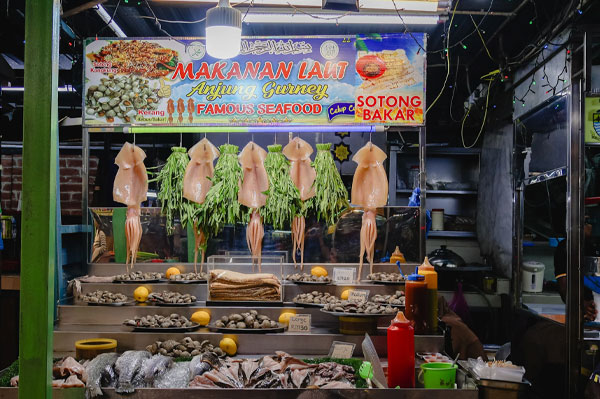 Jelajah Rasa di Penang: Destinasi Kuliner Ikonik yang Tak Pernah Kehilangan Pesona gurney driver hawker center 3 landscape