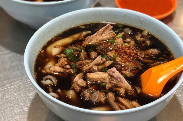 Jelajah Rasa di Penang: Destinasi Kuliner Ikonik yang Tak Pernah Kehilangan Pesona kimberley street duck kway chap1 landscape