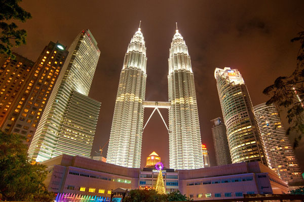 Jelajahi Ikon Arsitektur Malaysia: Bangunan Megah yang Wajib Masuk Bucket List menara kembar petronas landscape