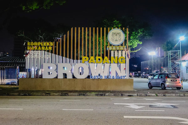 Jelajah Rasa di Penang: Destinasi Kuliner Ikonik yang Tak Pernah Kehilangan Pesona padang brown food court1