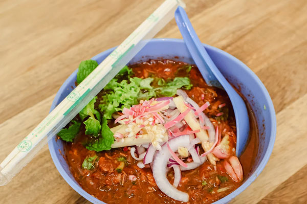 Jelajah Rasa di Penang: Destinasi Kuliner Ikonik yang Tak Pernah Kehilangan Pesona penang road famous laksa 2 lanscape