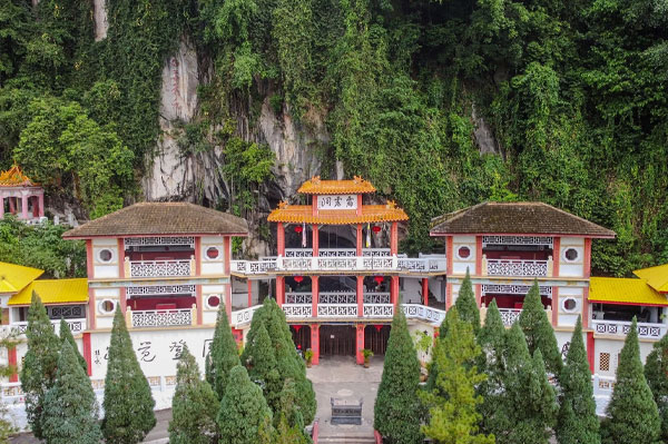 5 Kuil Gua Menakjubkan di Ipoh: Perpaduan Alam, Sejarah, dan Budaya yang Wajib Dikunjungi perak tong cave temple landscape