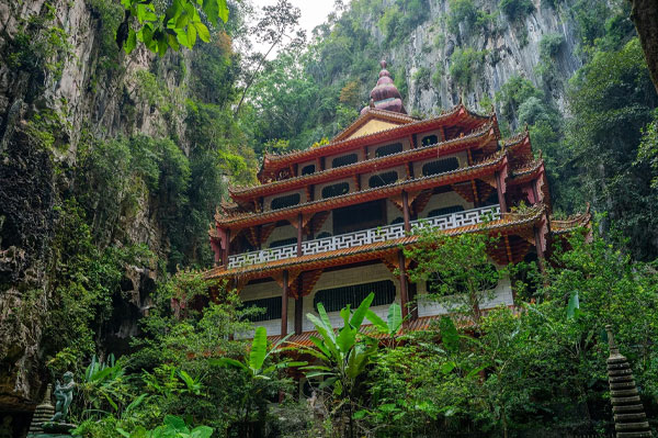 5 Kuil Gua Menakjubkan di Ipoh: Perpaduan Alam, Sejarah, dan Budaya yang Wajib Dikunjungi sam poh tong temple landscape