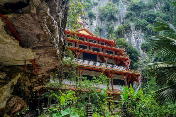 5 Kuil Gua Menakjubkan di Ipoh: Perpaduan Alam, Sejarah, dan Budaya yang Wajib Dikunjungi sam poh tong landscape2
