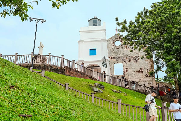 Bukit St. Paul & Gereja St. Paul: Jejak Sejarah yang Wajib Dikunjungi di Melaka st. paul hill