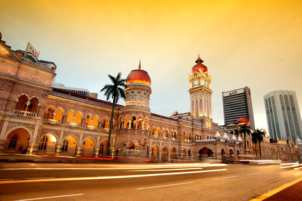 Jelajahi Ikon Arsitektur Malaysia: Bangunan Megah yang Wajib Masuk Bucket List sultan abdul samat building landscape