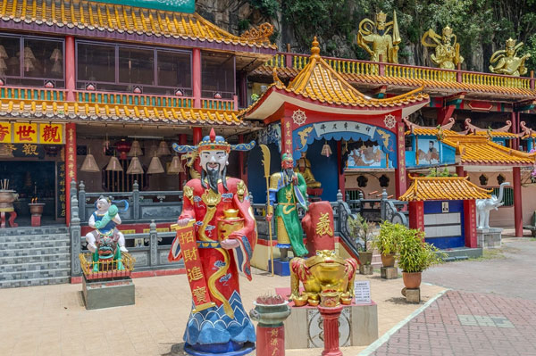 5 Kuil Gua Menakjubkan di Ipoh: Perpaduan Alam, Sejarah, dan Budaya yang Wajib Dikunjungi ling sen tong 2landscape
